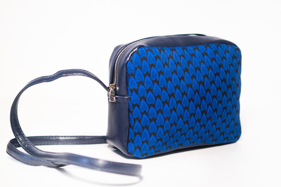 Petit sac long bandoulière wax similicuir noir bleu