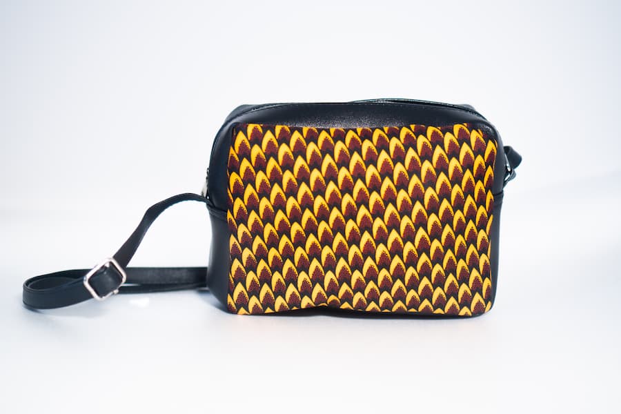 Petit sac long bandoulière wax similicuir noir jaune rouge