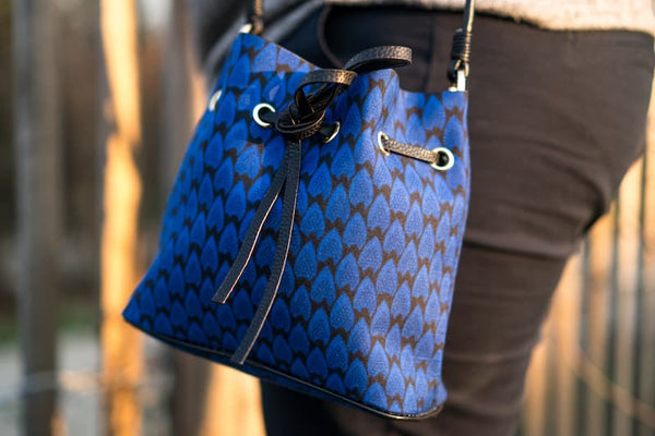 Sac seau bandoulière en wax noir bleu