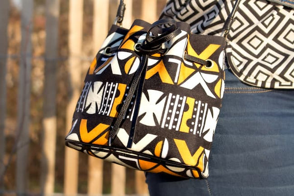 Sac seau bandoulière en wax noir jaune blanc