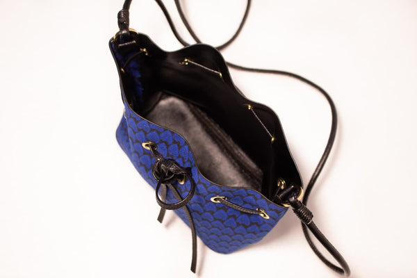 Sac seau bandoulière en wax noir bleu